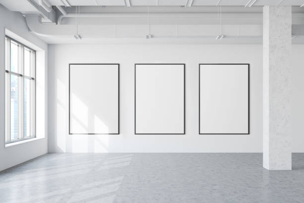 空の白いロフトルームに3つのモックアップポスター - 美術館 ストックフォトと画像