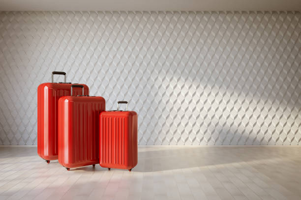 trois valises rouges dans l'intérieur blanc - bagage photos et images de collection