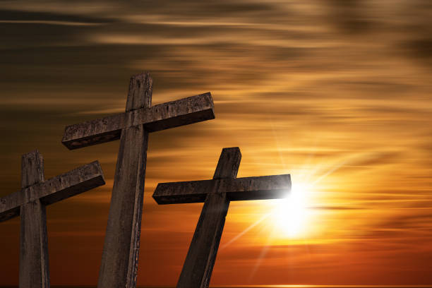 trois croix religieuses de pierre contre un magnifique coucher de soleil - good friday photos et images de collection