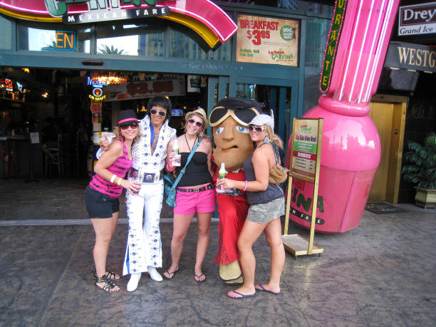 три женщины фотографируются с двумя элвисом в лас-вегасе в течение дня - elvis presley стоковые фото и изображения