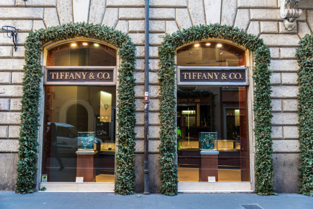 tienda tiffany en roma, italia - tiffany usa fotografías e imágenes de stock