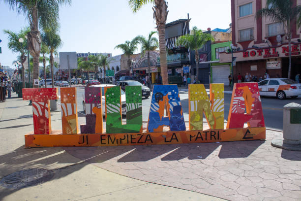 тихуана, нижняя калифорния мексика 20 сентября 2020 знак гигантских букв со словом tijuana в центре города. - tijuana стоковые фото и изображения