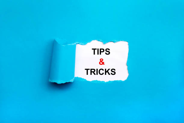 tips en trucs symbool. woorden 'tips and tricks' verschijnen achter gescheurd blauw papier. bedrijf, tips en trucsconcept. kopieer ruimte. - tips and tricks stockfoto's en -beelden