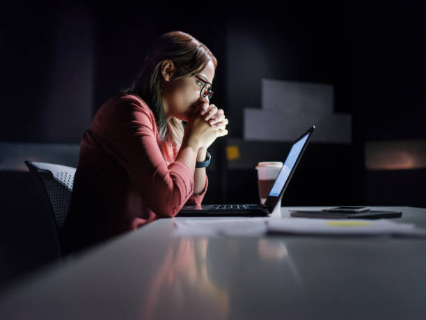 vermoeide zakenvrouw staren naar laptop - student night study stressed stockfoto's en -beelden