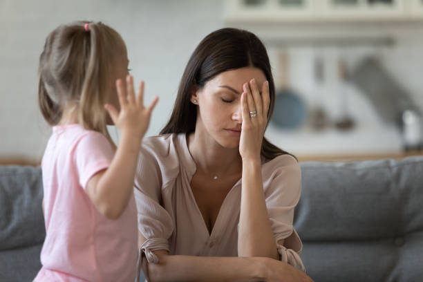 moe alleenstaande moeder voelen wanhopig over schreeuwen kid dochter - star stockfoto's en -beelden
