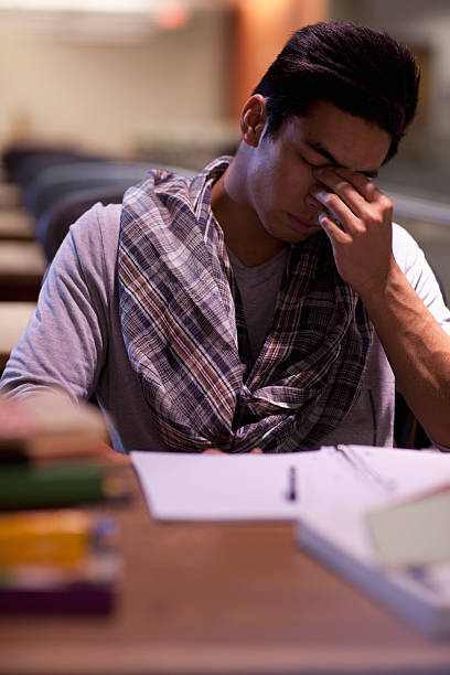 tired student at work in library - student night study stressed stockfoto's en -beelden