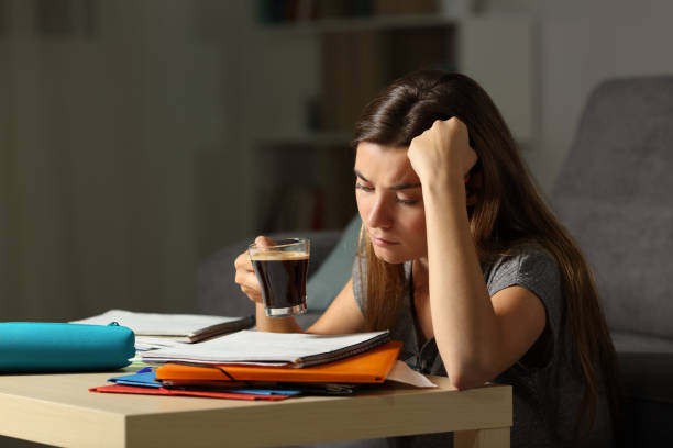 vermoeide student studeert late uren koffie drinken - student night study stressed stockfoto's en -beelden