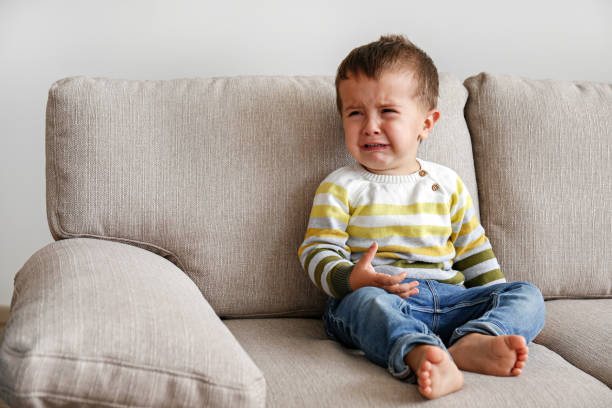 自宅で幼児 - 癇癪 ストックフォトと画像