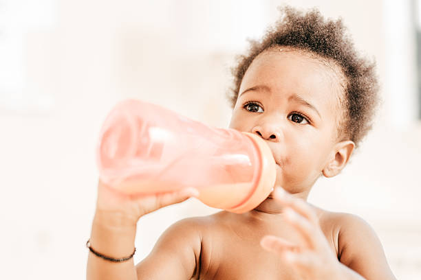 toddler drinking water - baby formula 個照片及圖片檔