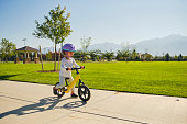 自転車のヘルメットをかぶった幼児の女の子