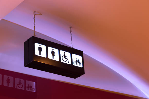 panneaux d’entrée des toilettes et de la salle de soins pour bébés dans le centre commercial - handicap photos et images de collection