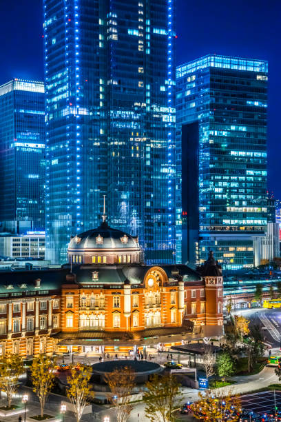東京のスカイライン、日本の有名な東京駅 - 東京駅 ストックフォトと画像
