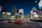 東京の夜のネオン照明タクシーの群衆の人々が日本