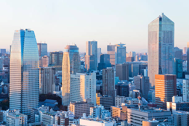 東京のオフィスビルの太陽の光 - 東京　ビル ストックフォトと画像