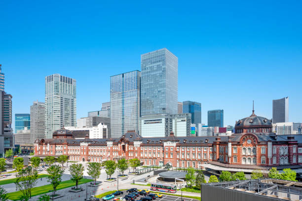 東京駅と晴天の高層ビル - 丸の内ビジネス地区、東京、日本。 - 東京駅 ストックフォトと画像