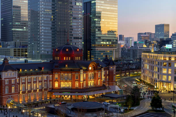 夕暮れ時の東京駅 - 東京駅 ストックフォトと画像