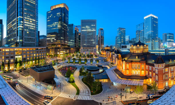 夕暮れ時の東京駅。東京駅は東京のメイン ターミナルです。 - 東京駅 ストックフォトと画像