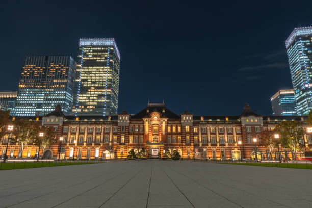 夕暮れ時の東京駅舎。 - 東京駅 ストックフォトと画像