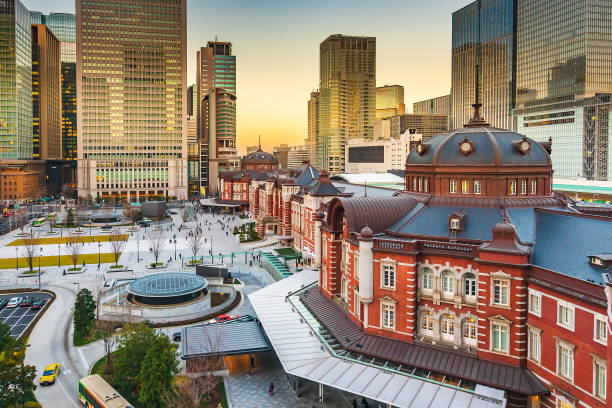 東京駅ビル、丸の内地区の駅。 - 丸の内 ストックフォトと画像