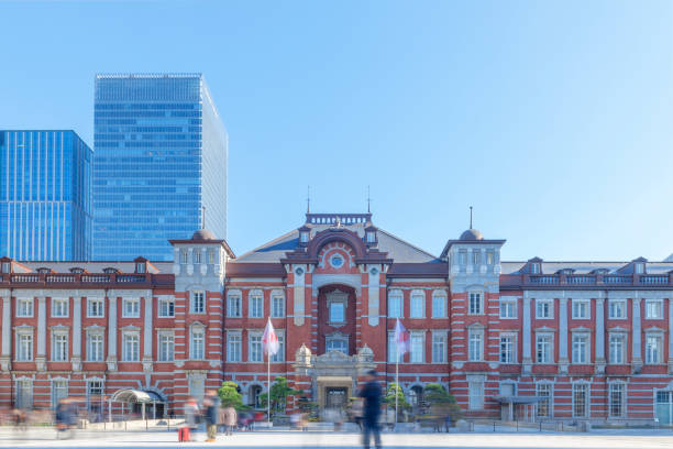 晴れた日の東京駅 - 東京駅 ストックフォトと画像