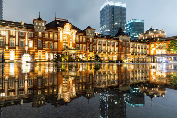 雨の日の東京駅 - 東京駅 ストックフォトと画像