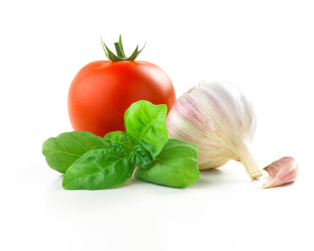pomodori, aglio e foglie di basilico - erba italiana foto e immagini stock