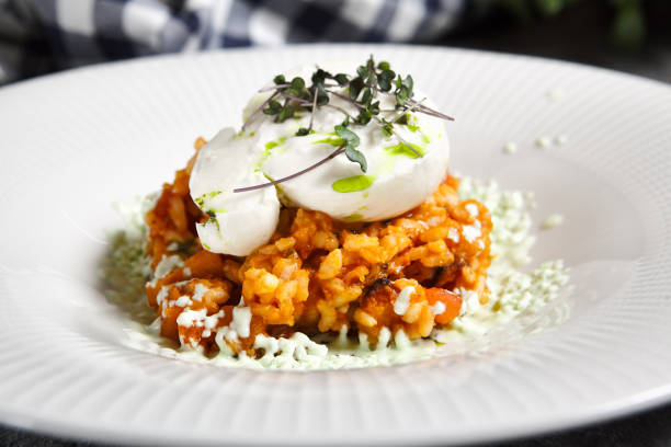 cà chua risotto với burrata và pesto. bàn cổ điển màu xám - risotto with red pesto hình ảnh sẵn có, bức ảnh & hình ảnh trả phí bản quyền một lần