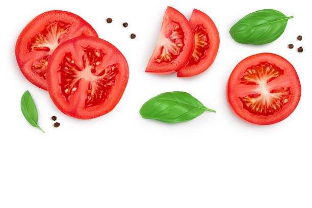 tranches de tomate avec le basilic et les grains de poivre d’isolement sur le fond blanc. chemin de découpage. vue supérieure avec espace copie pour votre texte. pose plate - tomates photos et images de collection