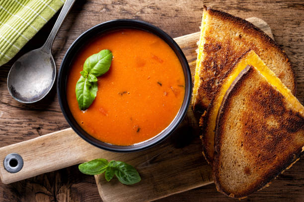 tomatsoppa med grillad ostsmörgås - soppa bildbanksfoton och bilder
