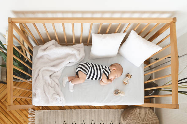 top uitzicht van schattige pasgeboren baby slapen in houten wieg - cradle to cradle stockfoto's en -beelden