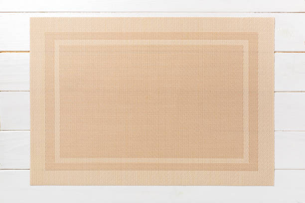 vista dall'alto del tappetino marrone per un piatto. sfondo in legno con spazio vuoto per il tuo design - tovaglietta foto e immagini stock