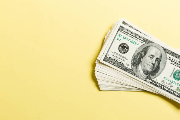 vista superior del paquete de billete de 100 dólares en colorido backgound. concepto de negocio con espacio de copia - pile of money fotografías e imágenes de stock