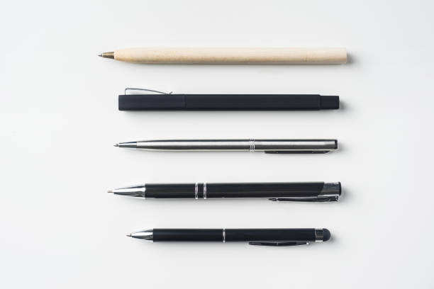 bovenaanzicht van de verzameling van pennen op witte achtergrond - pen stockfoto's en -beelden