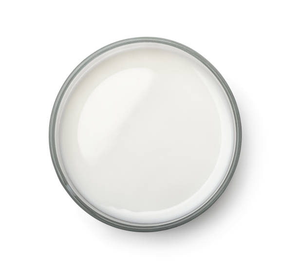 bovenaanzicht van melkglas - melk stockfoto's en -beelden