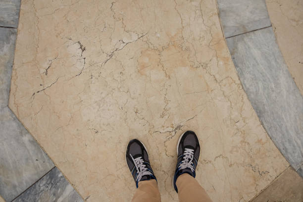 vista dall'alto delle sneakers sportive in piedi sul pavimento in pietra sullo sfondo del marmo - floor top view foto e immagini stock
