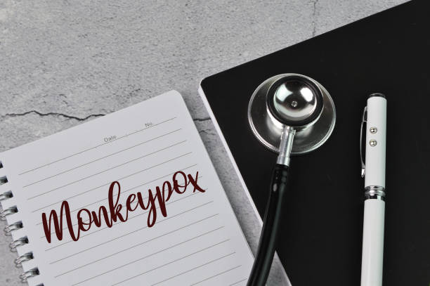 widok z góry stetoskopu, długopisu i notatników napisanych za pomocą monkeypox - monkeypox zdjęcia i obrazy z banku zdjęć
