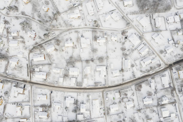 top-ansicht des villenbereichs im winter - olaser stock-fotos und bilder