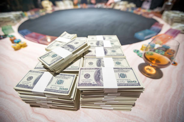 A total of hundreds of dollars.Betting is a bet for investors. The gambling concept. Businessmen are gambling in casinos.soft focus. A total of hundreds of dollars.Betting is a bet for investors. The gambling concept. Businessmen are gambling in casinos.soft focus. gold dealer online stock pictures, royalty-free photos & images