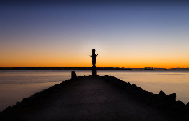 Totem pole at Ambleside Park, West Vancouver, just after sunset. Totem pole at Ambleside Park, West Vancouver, just after sunset west vancouver stock pictures, royalty-free photos & images