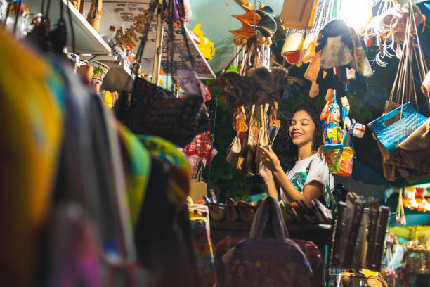 tourist-einkauf auf der handwerksmesse in olinda, pernambuco - kunst, kultur und unterhaltung stock-fotos und bilder