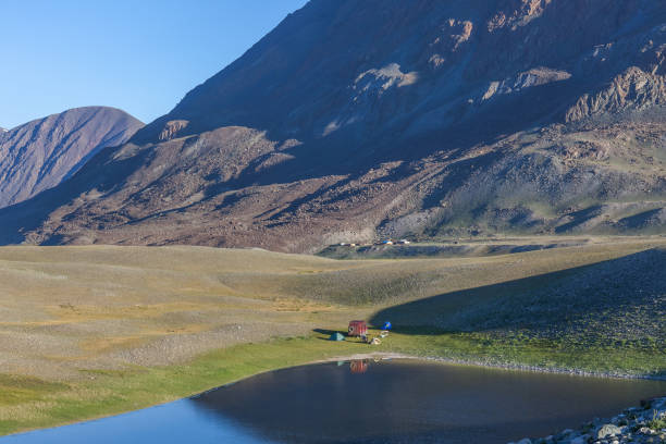 touristenlager in der nähe eines sees in den bergen des mongolischen altai - altai naturschutzgebiet stock-fotos und bilder