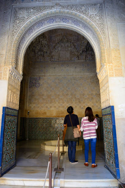 los turistas contemplan el interior de la sala de los abencerrajes de la alhambra en granada. - sala de los abencerrajes fotografías e imágenes de stock