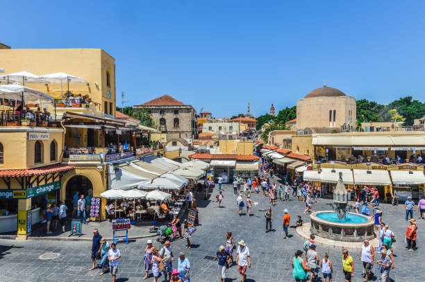 i turisti godono di piazza ippocrate nel centro storico di rodi, in grecia - rodi foto e immagini stock