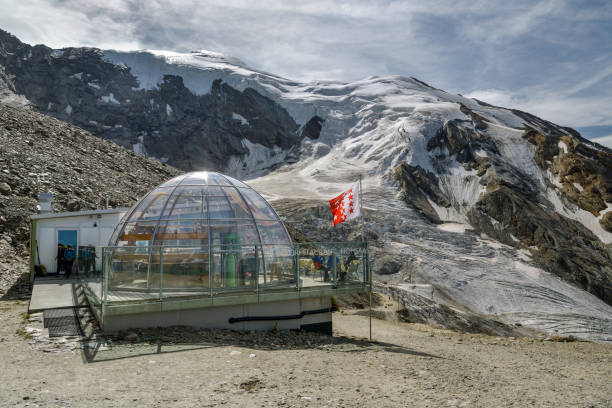 touristen genießen die zeit in der bergbar mit herrlichem blick auf den gletscher in hohsaas oberhalb des dorfes saas-grund, schweiz - triftgletscher stock-fotos und bilder
