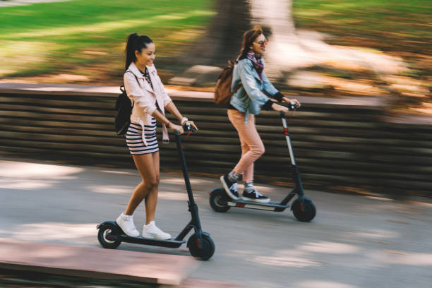 toeristen verkennen van de stad op motor scooters - elektrische step stockfoto's en -beelden