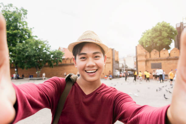 toeristen voelen en gelukkig en leuk en gebruik een camera om een selfie te maken. - chiang mai stad stockfoto's en -beelden