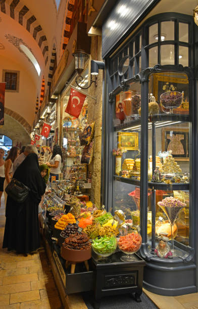 turistas en el bazar egipcio de especias - papaya soap fotografías e imágenes de stock