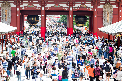 観光客は場所浅草寺東京日本 - 2015年のストックフォトや画像を多数ご用意 - iStock