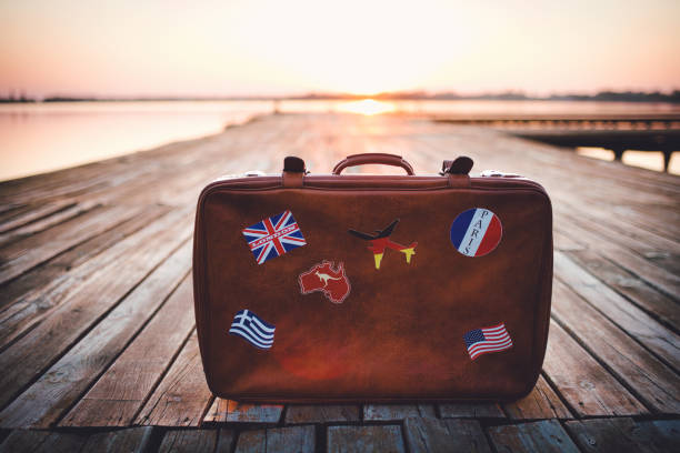чемодан туриста на причале озера - england australia стоковые фото и изображения