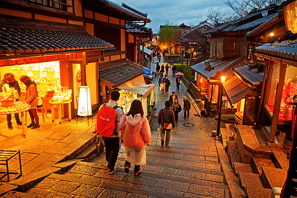 徒歩で観光客は、通りの向こうに清水寺 - 名所旧跡 ストックフォトと画像